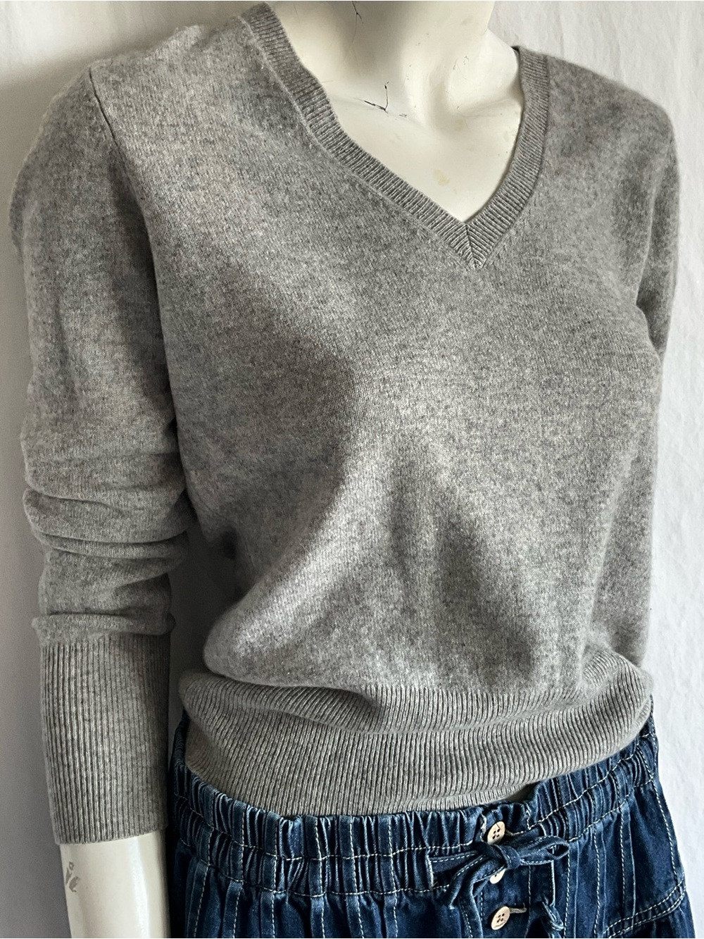 Repeat 100% Cashmere Sweater Grey V Neck Long Ribbed Cuffs Size 40